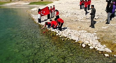 Kağıttan gemileri Sumud için sulara bıraktılar