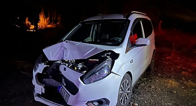 Kamyonet ile hafif ticari araç çarpıştı!