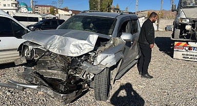 Kamyonet minibüsle çarpıştı!