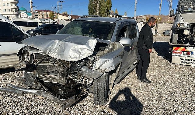 Kamyonet minibüsle çarpıştı!