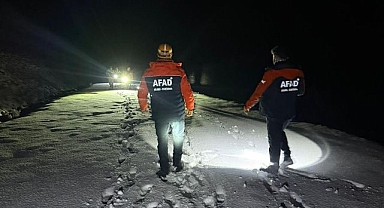 Karda mahsur kalan kişileri kurtarıldı
