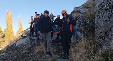 Kayalıktan düşen kişi için zamanla yarıştılar!