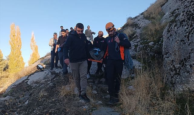 Kayalıktan düşen kişi için zamanla yarıştılar!