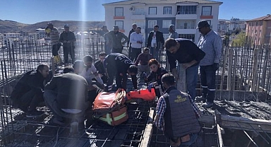 Kırılan beton pompasının altında kaldı!