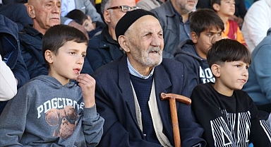 Kolunda torunları elinde bastonu...Hiçbir maçı kaçırmıyor