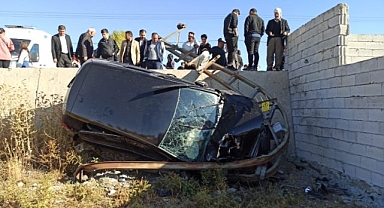 Kontrolden çıkan otomobil şarampole yuvarlandı