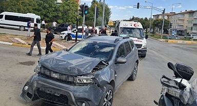 Minibüs ile otomobil birbirine girdi!