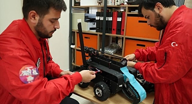 Öğrenciler robotlarıyla başarıdan başarıya koşuyor