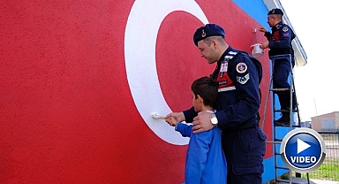 Okula dev Türk Bayrağı çizdiler