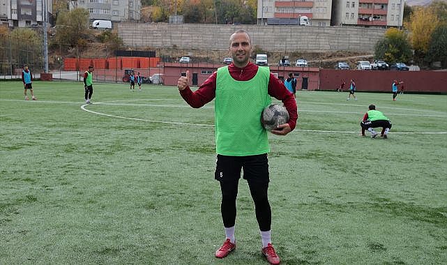 Okulda öğretmenlik, yeşil sahada kaptanlık yapıyor
