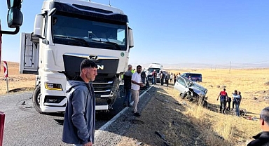 Otomobil ile tır çarpıştı!