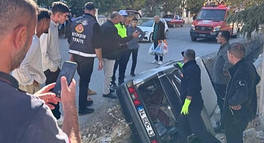 Otomobil su kanalına düştü!