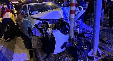 Otomobil trafik direğine çarptı!