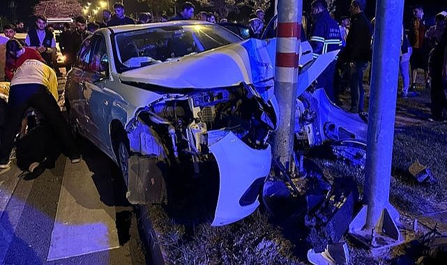Otomobil trafik direğine çarptı!