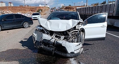 Otomobille traktör çarpıştı: Ortalık savaş alanına döndü