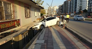 Park halindeki araç evin balkonuna girdi!