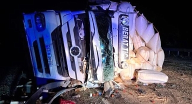 Saman yüklü kamyon devrildi!