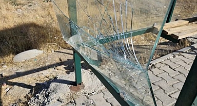 Şehir magandaları durakları hedef aldı