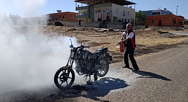 Seyir halindeki motosiklet alev topuna döndü