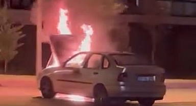 Seyir halindeki otomobil alev aldı