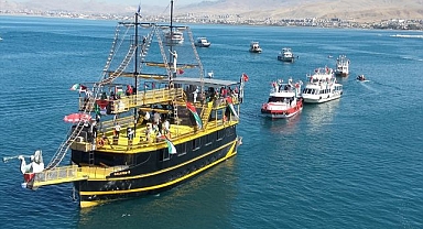 Sumud Filosu'na destek için Van Gölü'ne açıldılar