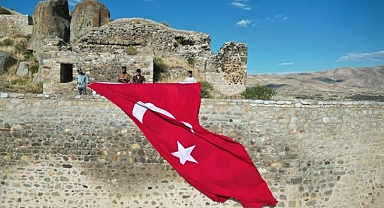Tarihi kaleye dev Türk Bayrağı