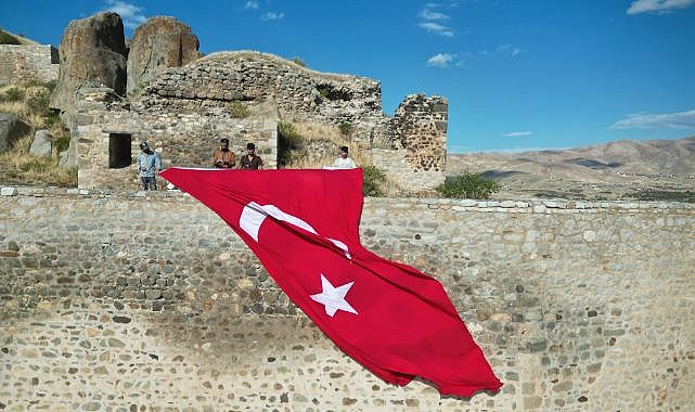 Tarihi kaleye dev Türk Bayrağı