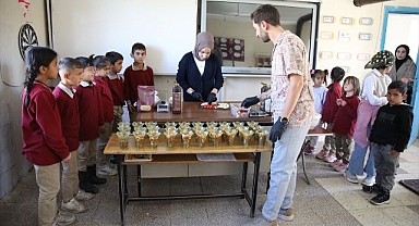 Tatlı ustası çocukların yüzünü güldürdü