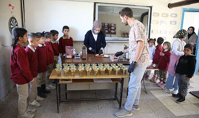 Tatlı ustası çocukların yüzünü güldürdü