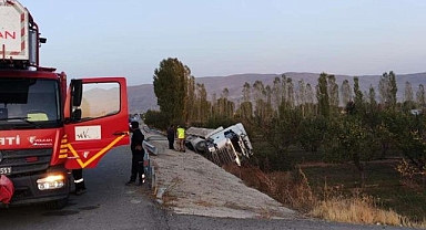 Tır şarampole yuvarlandı