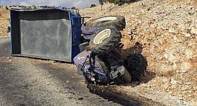 Traktör kontrolden çıkarak devrildi!