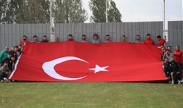 Türk Bayrağı açarak kutladılar