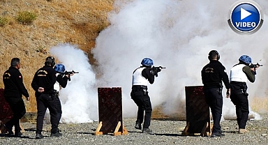 Türk polisi zoru başarıyor: Sis, karanlık fark etmiyor hedef 12'den