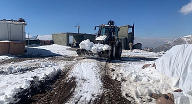 Üs bölgesinde karla mücadele çalışması