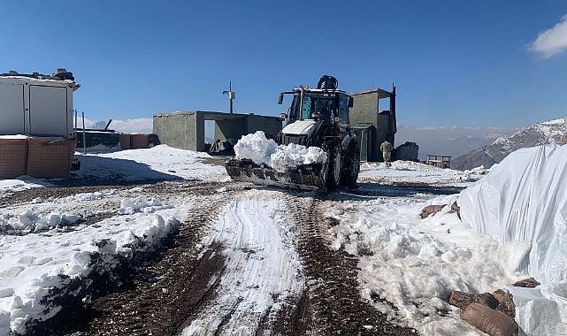 Üs bölgesinde karla mücadele çalışması