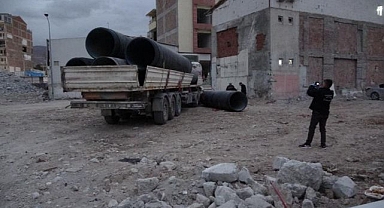 Üzerine 750 kiloluk boru düştü!