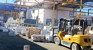 Üzerine mermer tabla düşen iş yeri sahibinin acı sonu