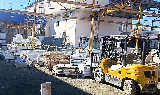 Üzerine mermer tabla düşen iş yeri sahibinin acı sonu
