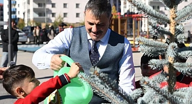Vali Çiftçi miniklerle fidan dikti
