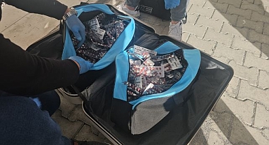 Valizden uyuşturucu fışkırdı!