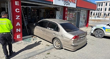 Vitrine çarparak içeri girdi