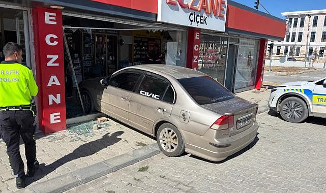Vitrine çarparak içeri girdi
