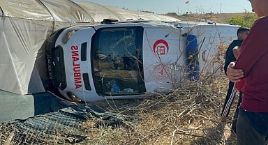 Yaralıları taşıyan ambulans ile otomobil çarpıştı