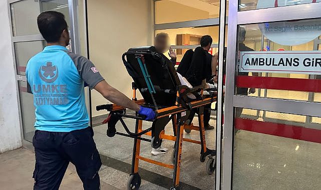 Yemek yaparken kendini bıçakladı