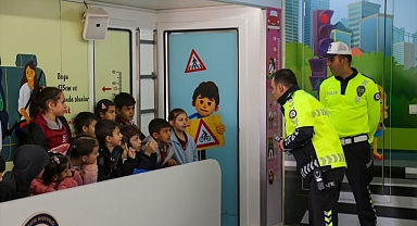 Yüzlerce öğrenciye trafik eğitimi verildi