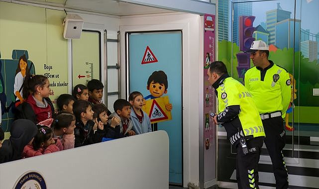 Yüzlerce öğrenciye trafik eğitimi verildi