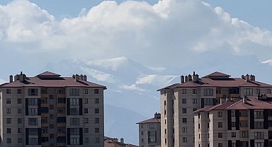 Zirvede kartpostallık manzara