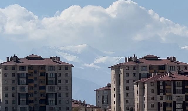 Zirvede kartpostallık manzara
