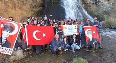 100 dağcı şelaleye yürüdü