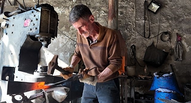 60 yaşındaki usta 45 yıldır demir dövüyor
